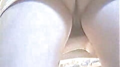 Мръсница, която се поти много, вкарва пишка в стегнатото си дупе френски порно филми