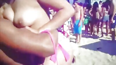 Мексиканска мацка е гола край българско порно безплатно басейна и един мъж е с нея