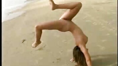 Сиена Уест масажира и гали огромните си цици по време на прно клипове ръчна работа
